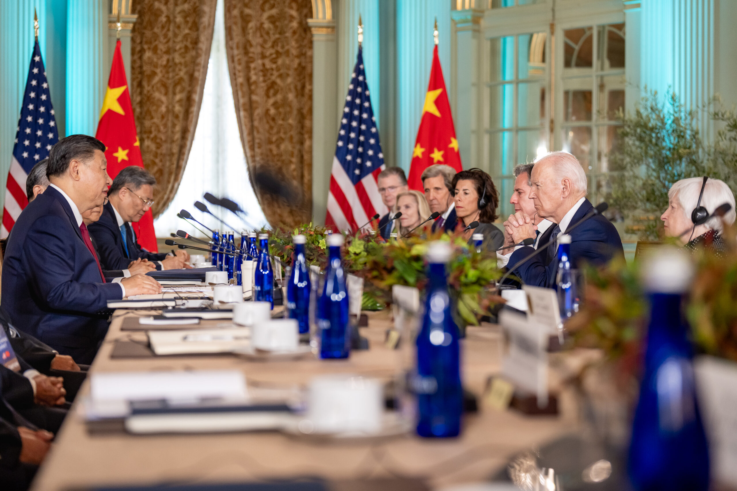Acuerdan Biden y Xi Jinping que Fuerzas Armadas de China y EE.UU. retomen comunicaciones