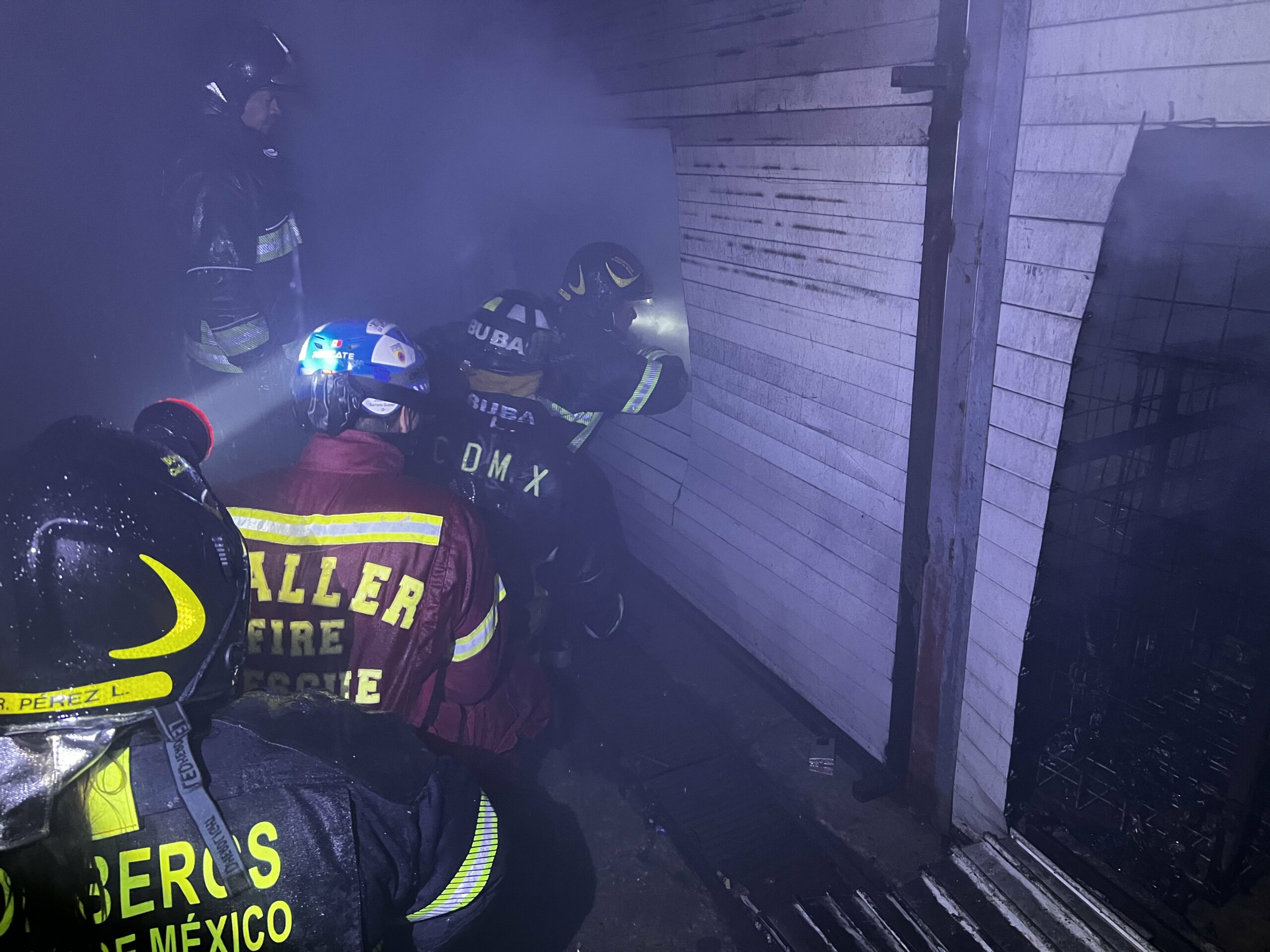 El incendio en una bodega de zapatos en Tepito