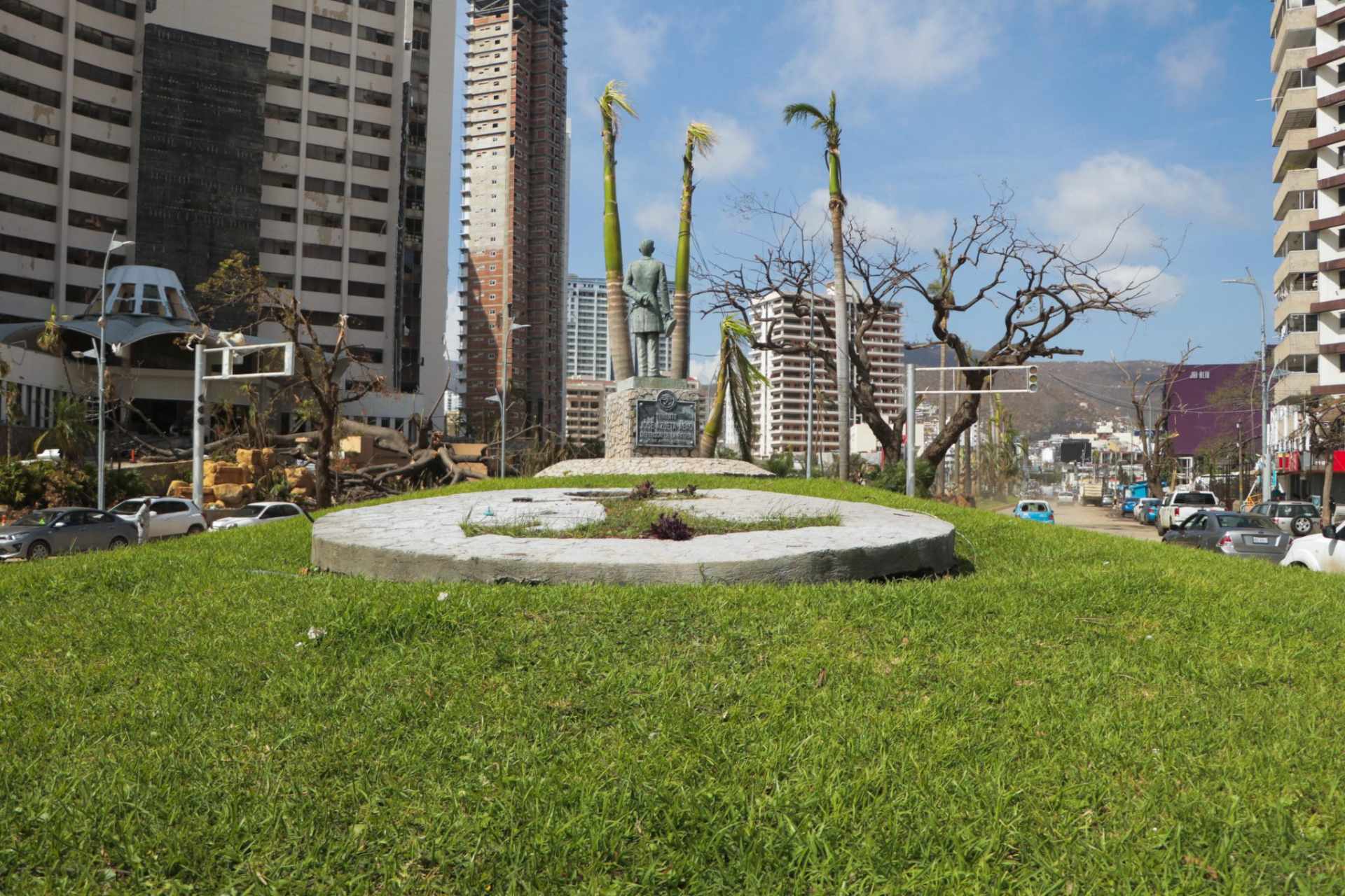 Avanza 90% limpieza del camellón central de la Costera de Acapulco