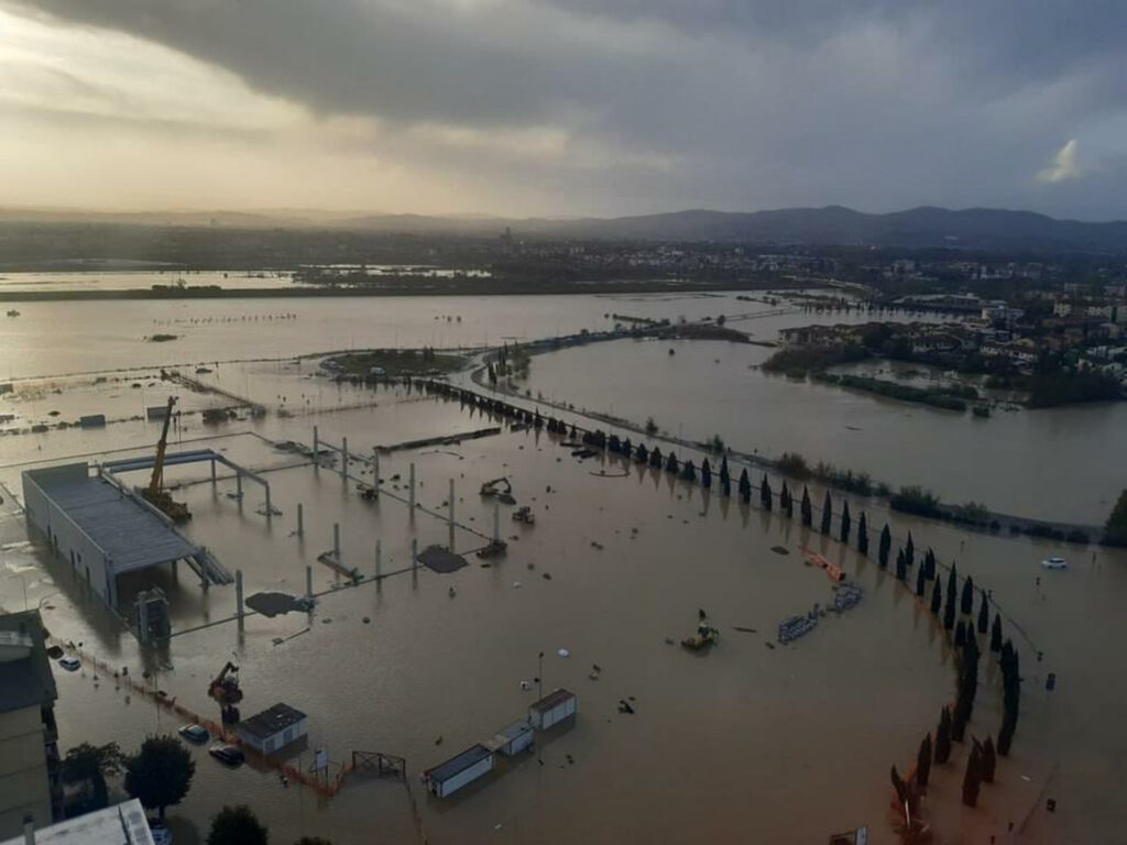 Borrasca Ciarán deja 11 muertos en Europa, daños millonarios y un virulento fuego forestal - efectos-de-la-borrasca-ciaran-en-italia-1024x768