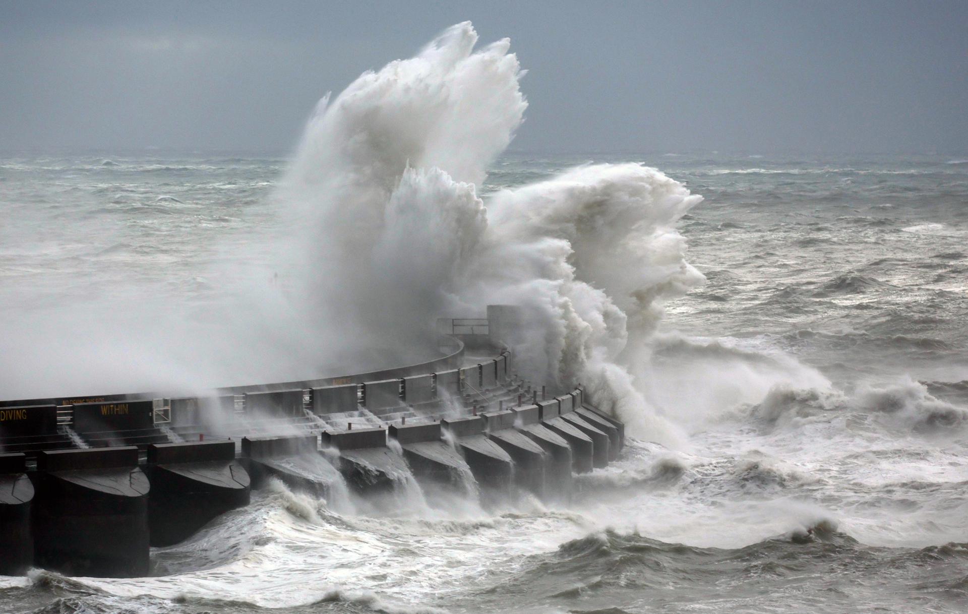 Borrasca Ciarán deja 11 muertos en Europa, daños millonarios y un virulento fuego forestal