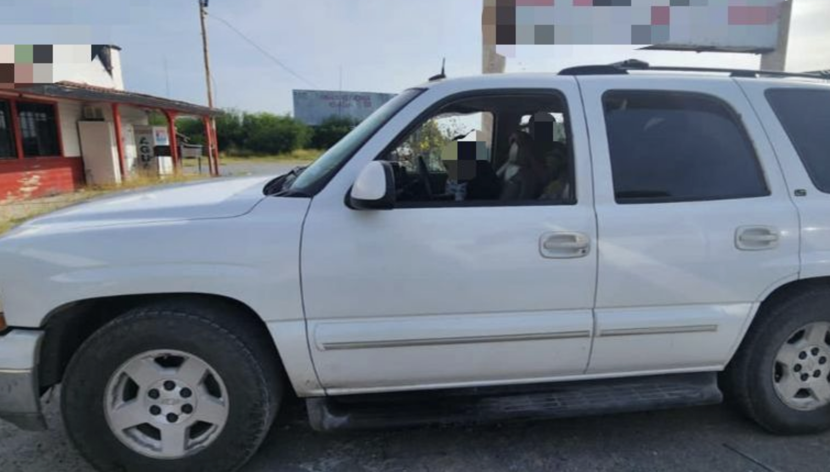 Encuentran 37 migrantes hacinados en dos vehículos en Nuevo León