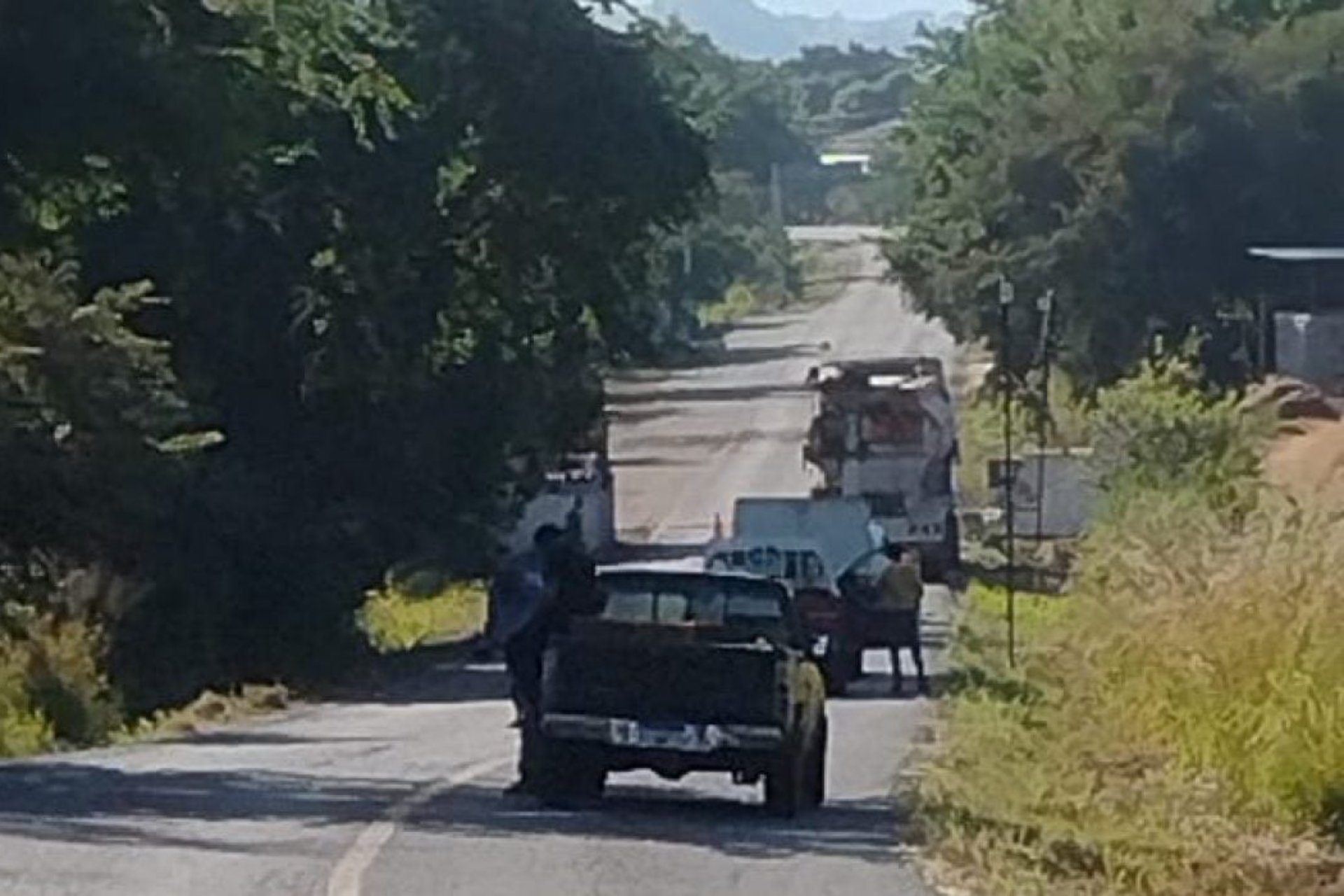 Reportan enfrentamiento entre civiles armados en carretera de Michoacán Reportan enfrentamiento entre civiles armados en carretera de Michoacán