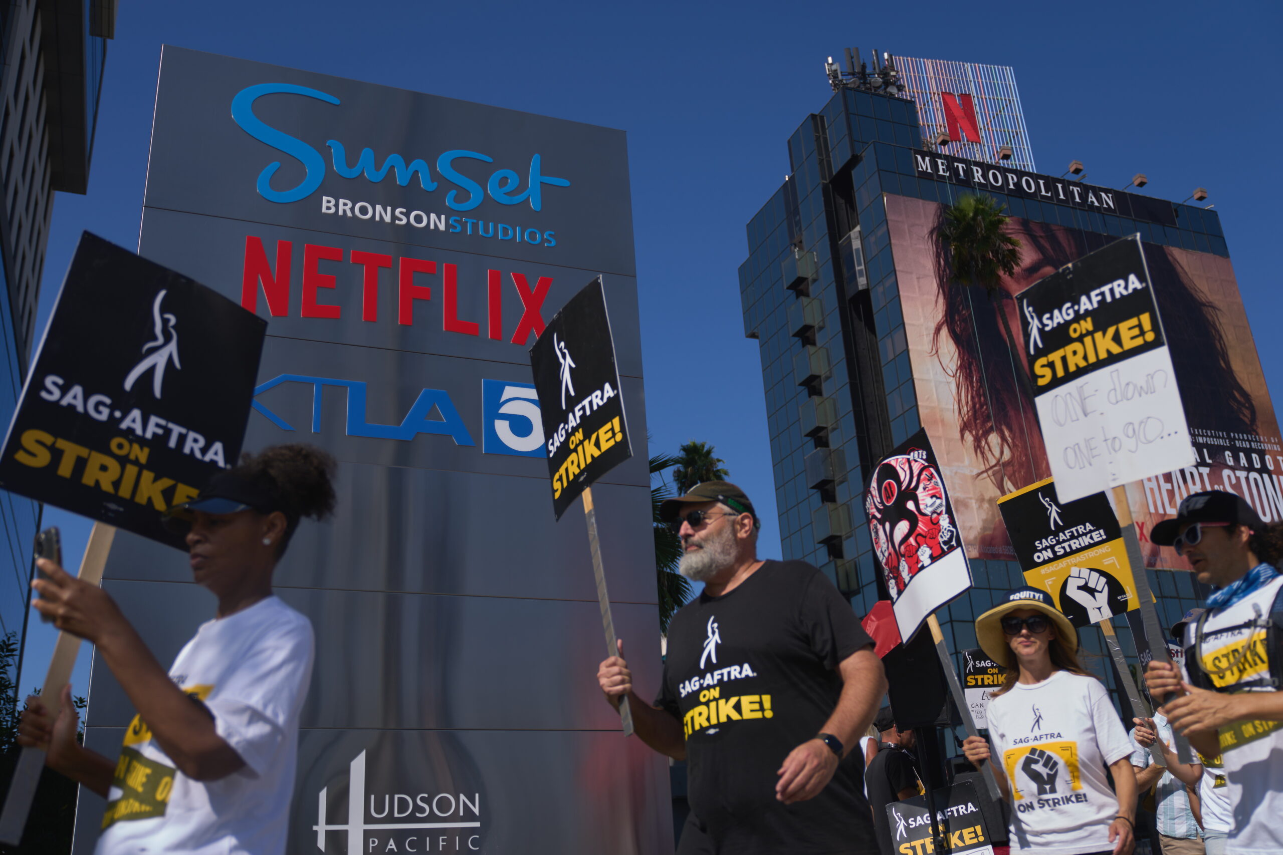 Estudios de cine modificarán propuesta sobre inteligencia artificial para terminar huelga Estudios de cine modificarán propuesta sobre inteligencia artificial para terminar huelga