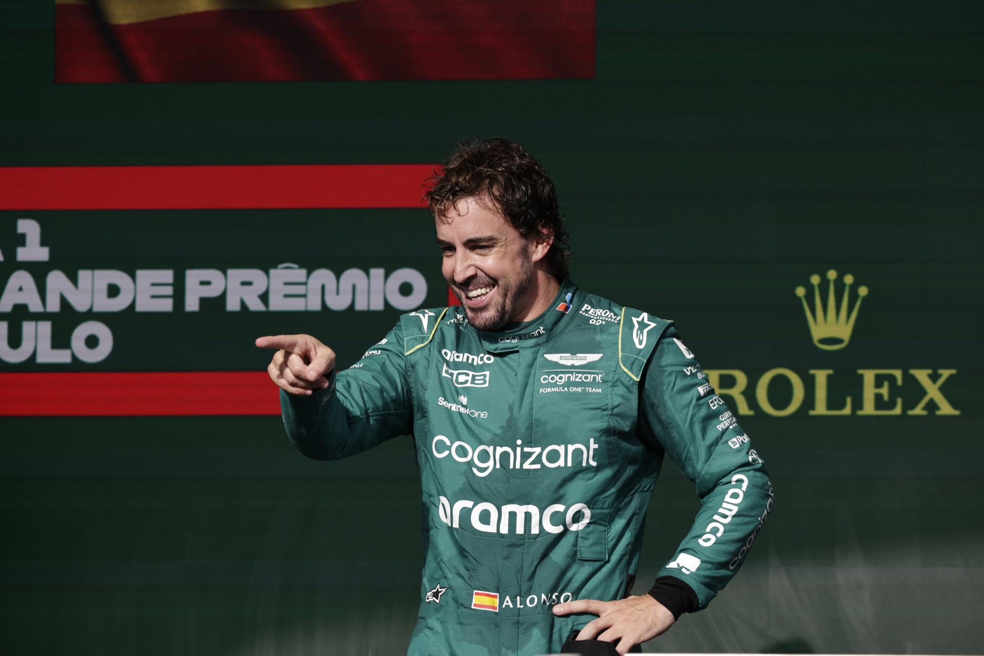“Ni se le ocurra ponerme más bajo presión porque ya tengo una edad”, bromea Alonso tras duelo con ‘Checo’