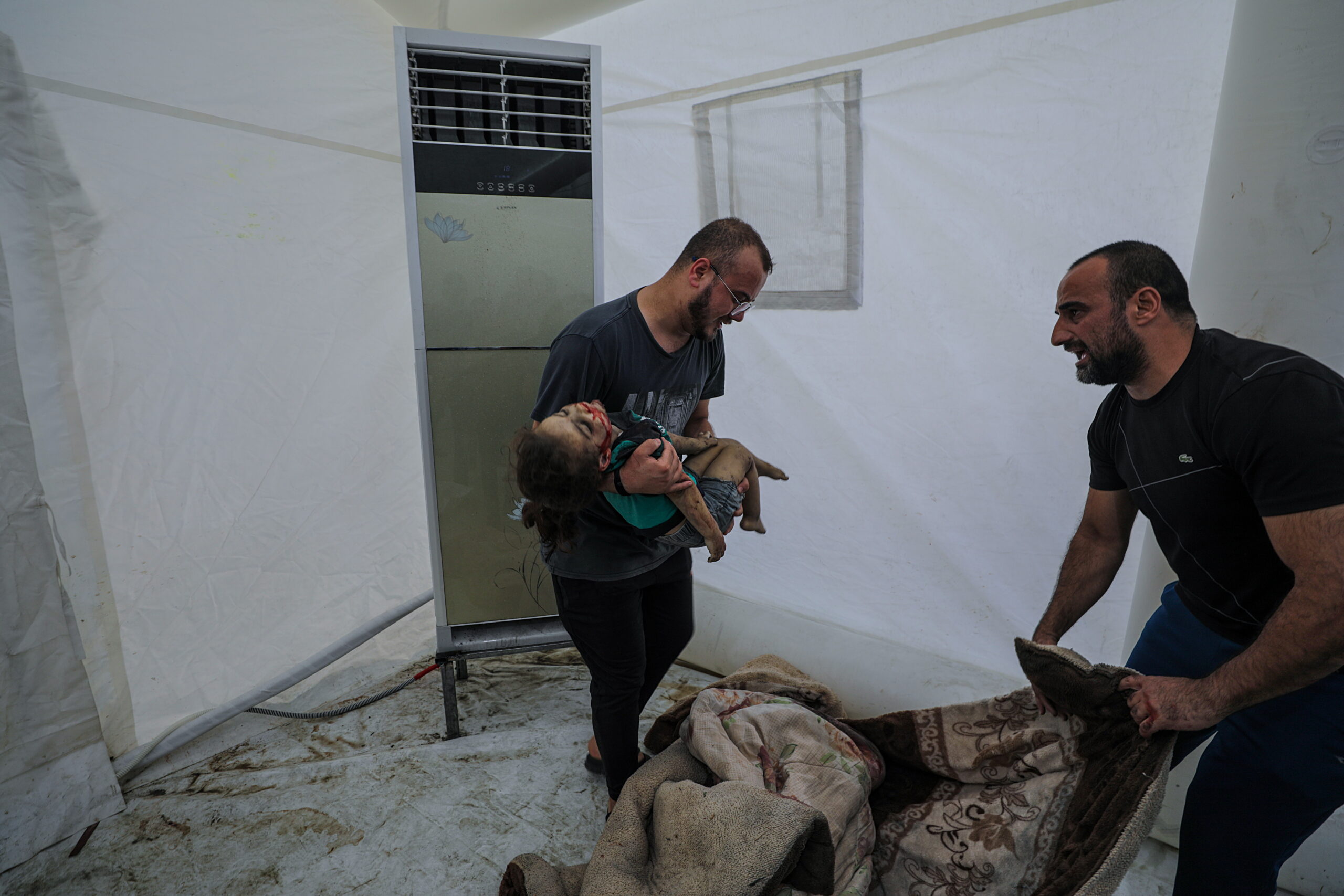 Pacientes y personal médico abandonan el hospital de Al Shifa, asediado por Israel