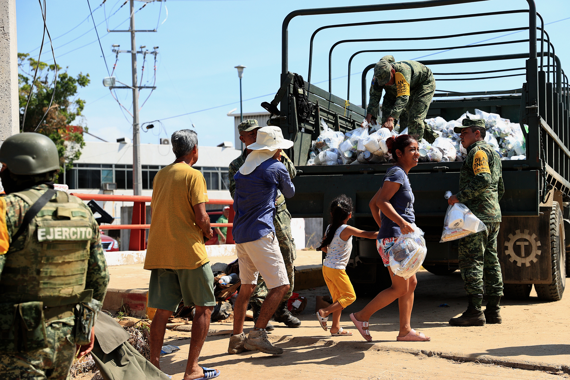 Llegan pipas de agua a Acapulco mientras se restablece el servicio