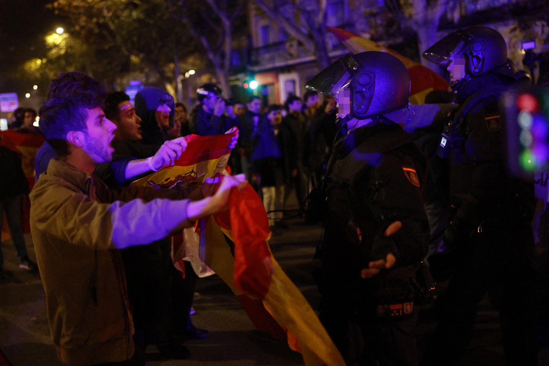 La protesta en Ferraz reúne a 4 mil personas el día de la reelección de Pedro Sánchez