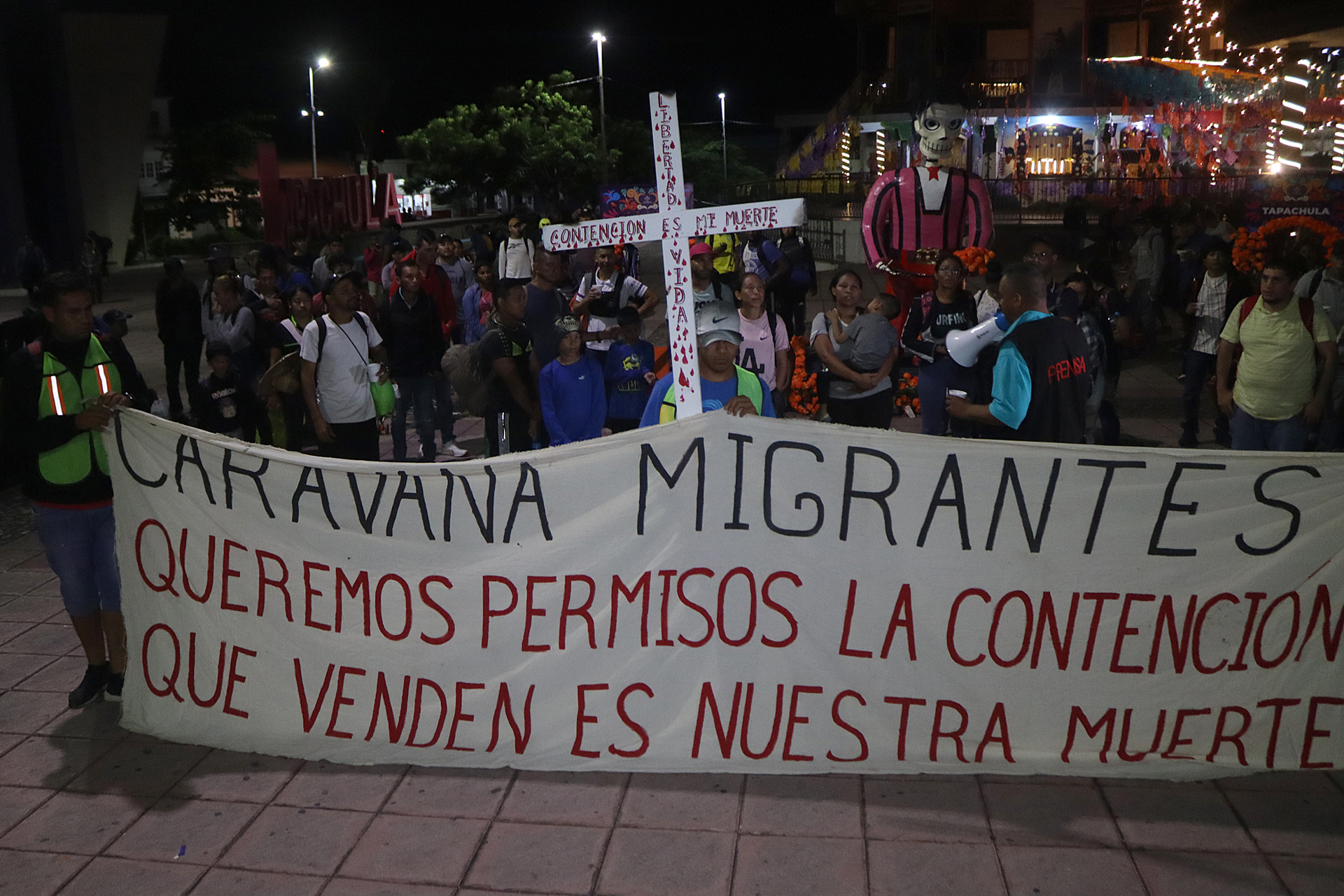 Más de mil 200 migrantes salen de Tapachula para unirse a la caravana más numerosa del año