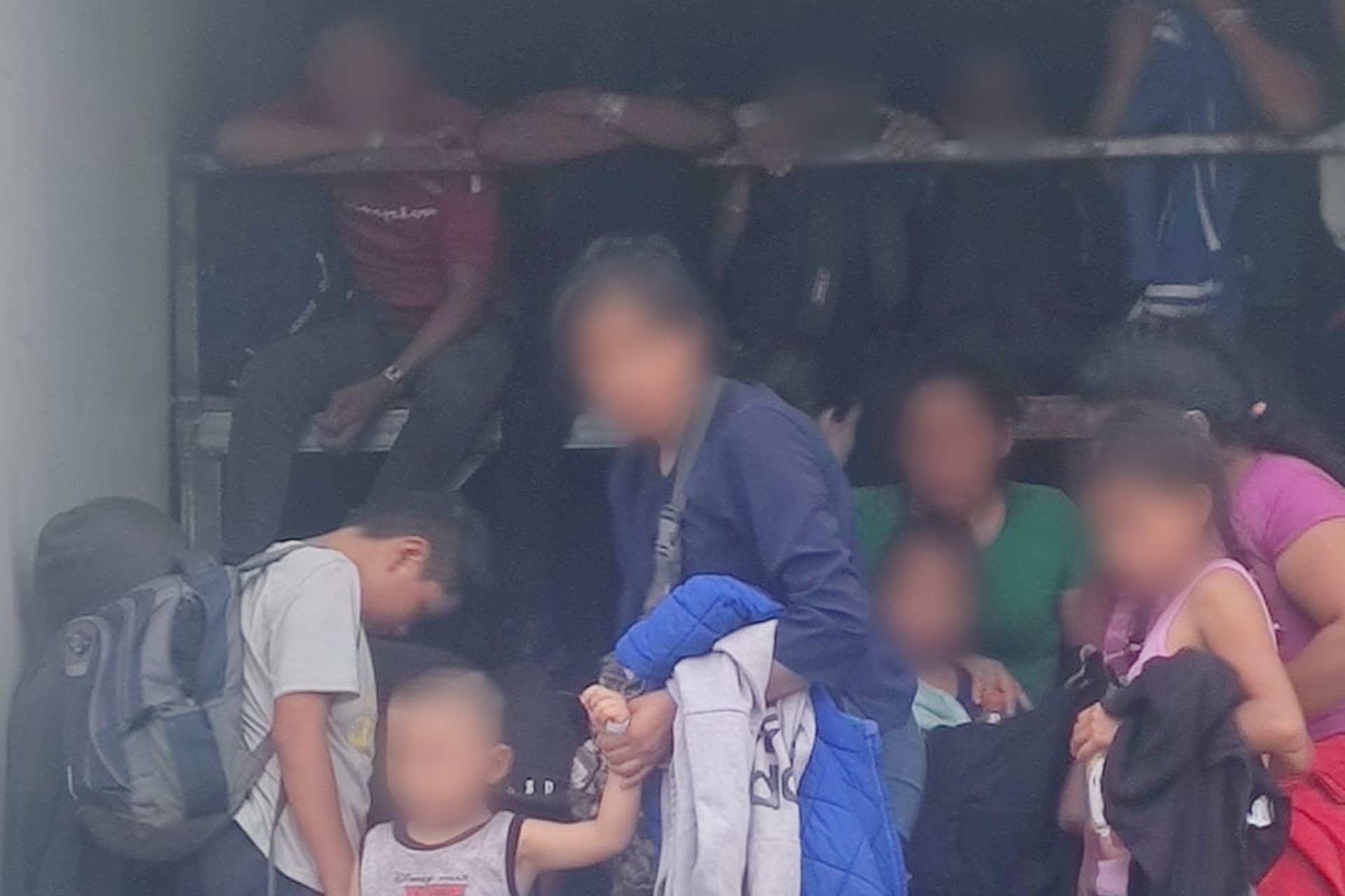 Abandonan a 215 migrantes al interior de un tráiler en Veracruz