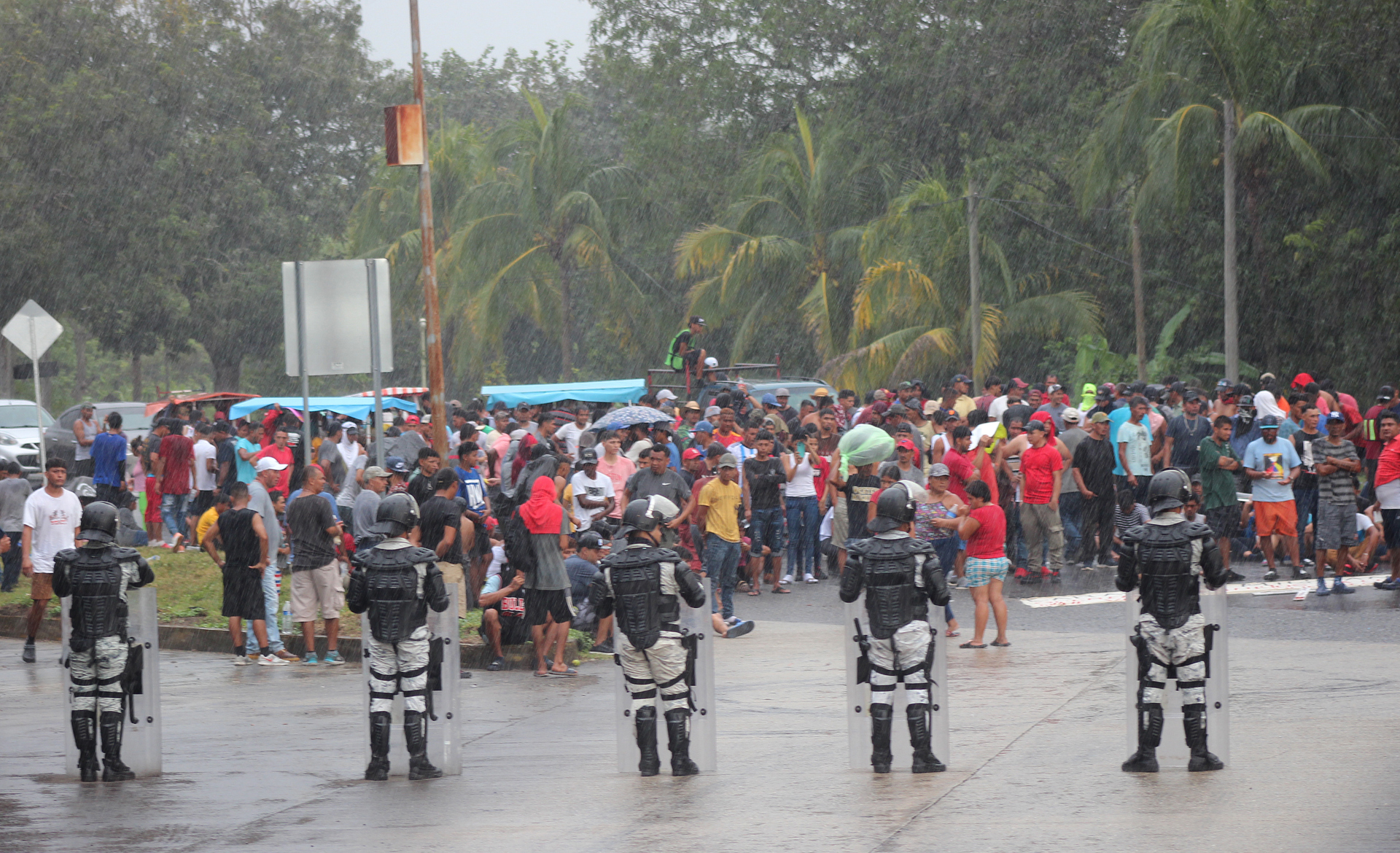 Migrantes bloquean una aduana en el sur de México para presionar por permisos de tránsito