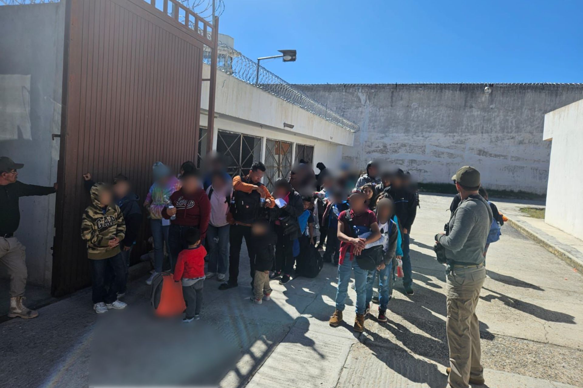 Hallan a 123 migrantes encerrados en un tráiler en San Luis Potosí Hallan a 123 migrantes encerrados en un tráiler en San Luis Potosí