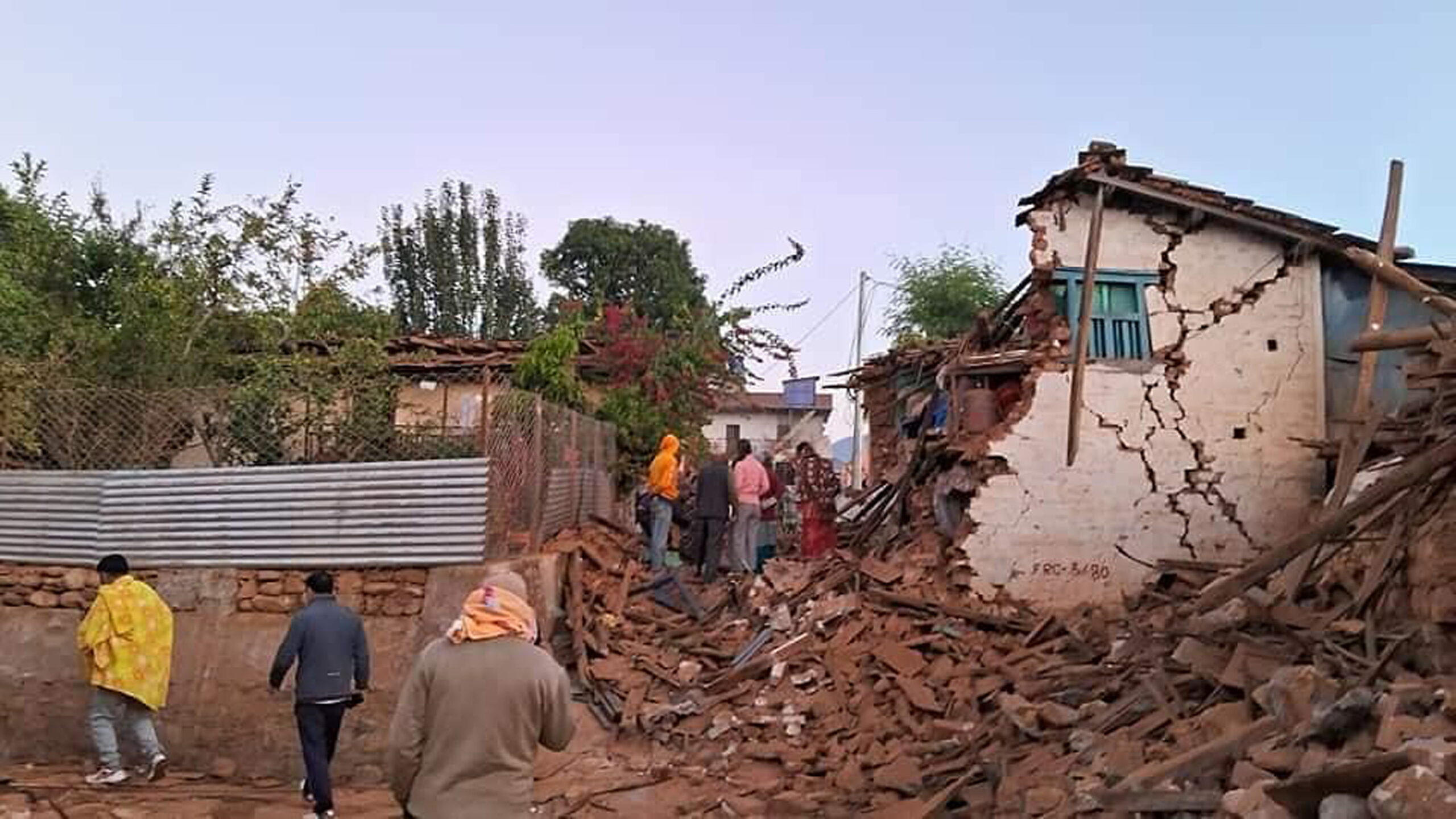 Aumenta a 157 el número de muertos por sismo magnitud 6.4 en Nepal Aumenta a 157 el número de muertos por sismo magnitud 6.4 en Nepal