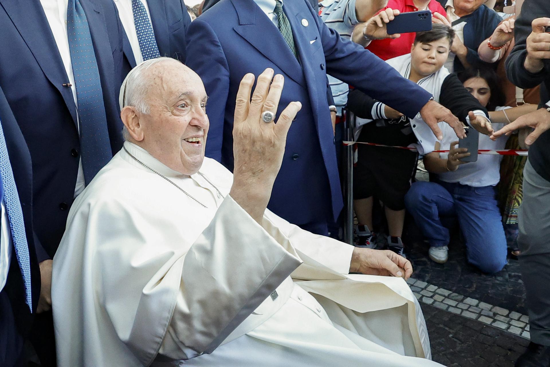 Papa Francisco asegura que sufre "una bronquitis muy aguda, infecciosa"