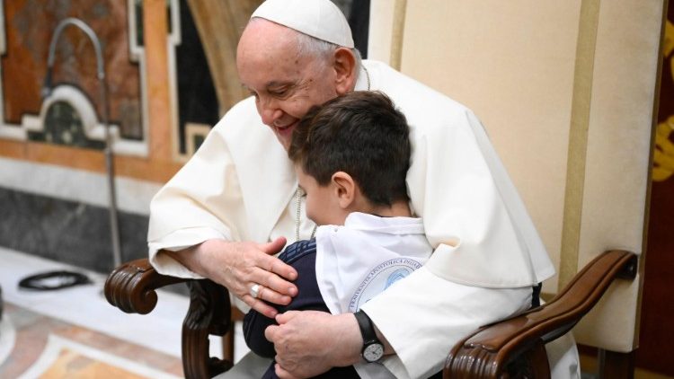 Papa Francisco pide a niños “trabajar para la paz” y “custodiar la Tierra”