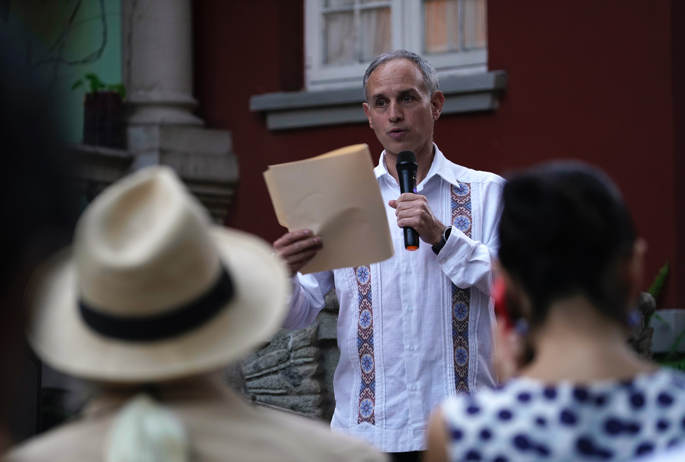 Personas trans increpan a López-Gatell por mala gestión como subsecretario de Salud