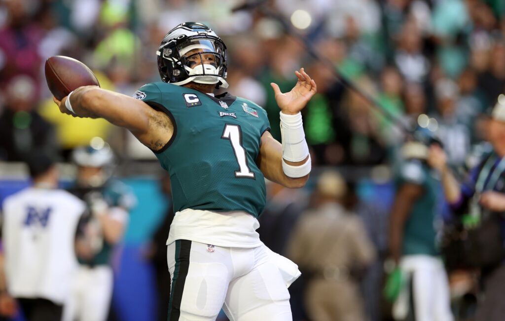 Diagnostican a Jalen Hurts con trombosis venosa profunda y embolia pulmonar bilateral; estaría fuera toda la temporada