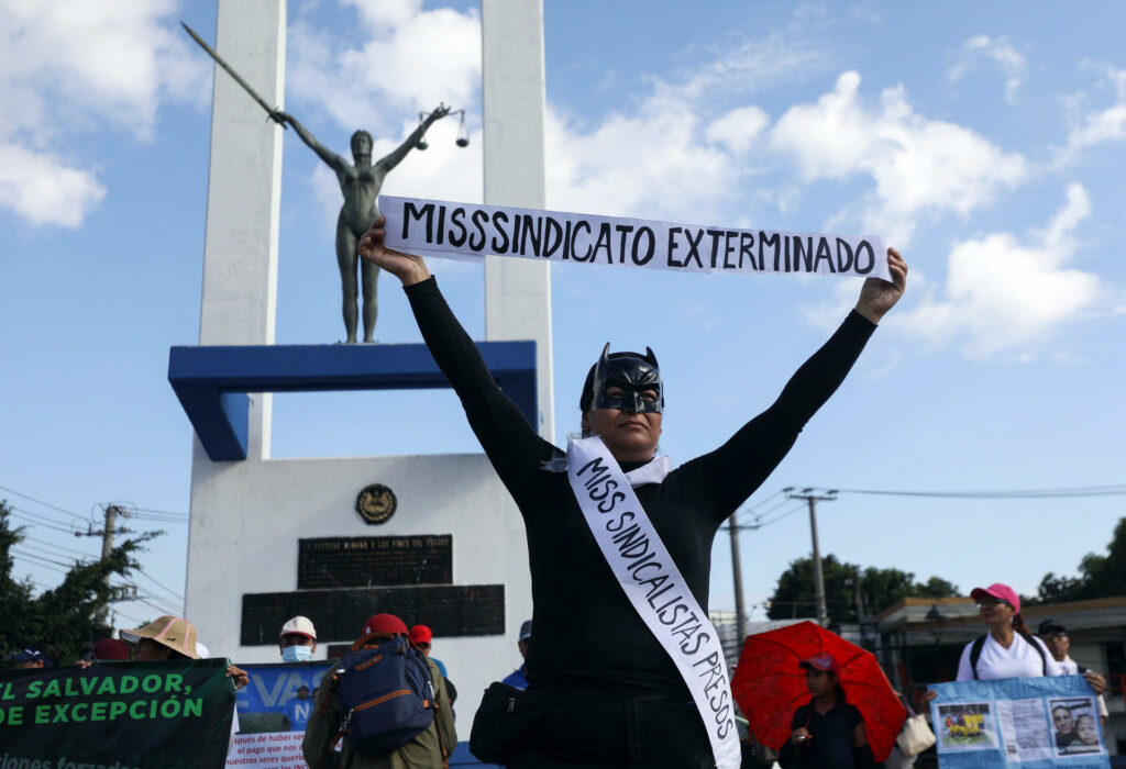 Acusan al Gobierno de El Salvador de "maquillar" atropellos con acogida de Miss Universo - protestas-el-salvador-miss-universo-3-1024x700