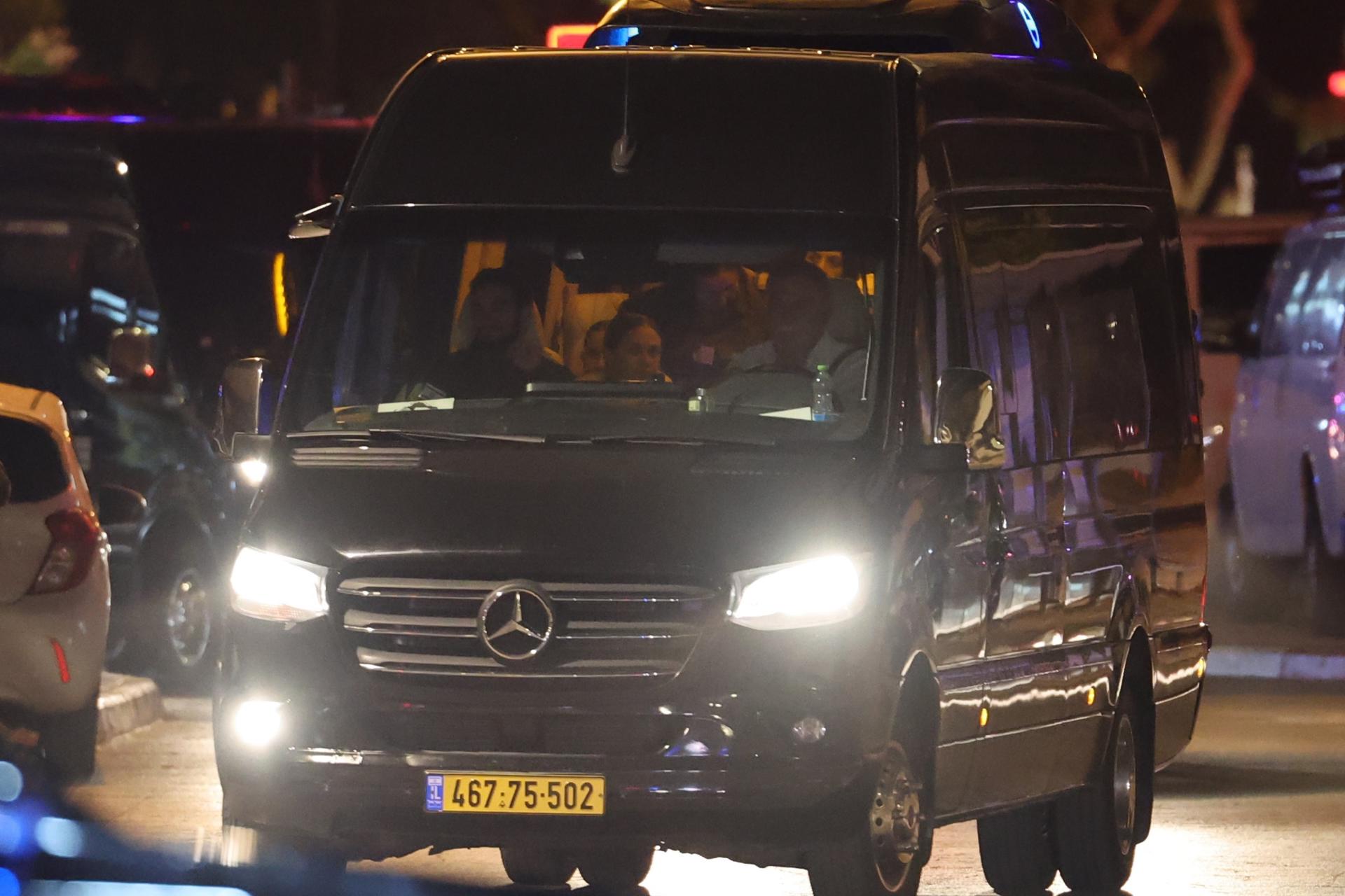 Hamás libera a diez rehenes israelíes y dos tailandeses en el quinto día de tregua