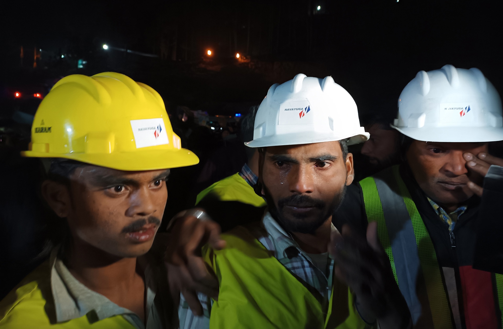 Rescatan con éxito a los 41 trabajadores atrapados por 17 días en un túnel en India