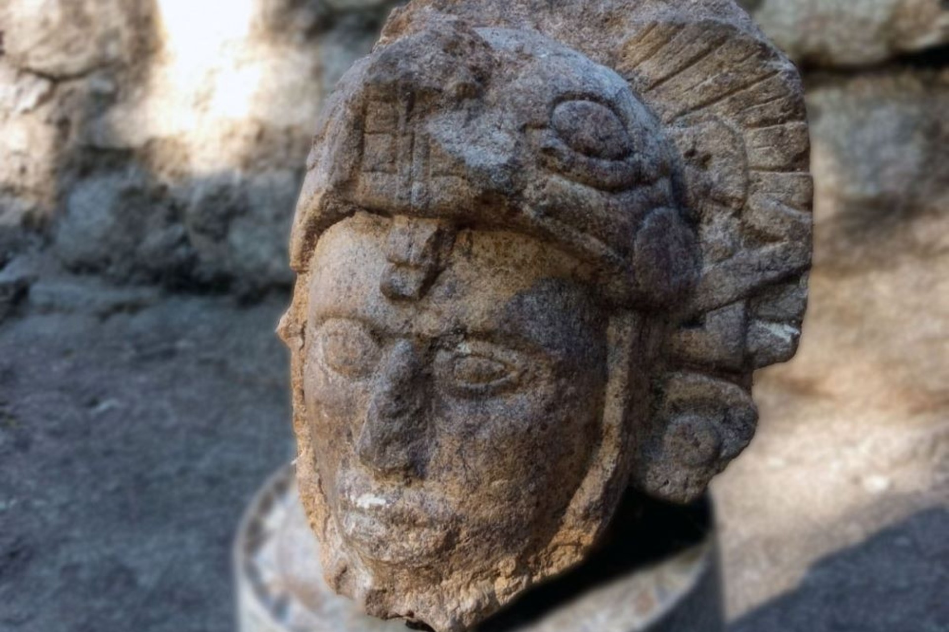 En Chichén Itzá, Yucatán, desentierran el rostro esculpido de un guerrero En Chichén Itzá, Yucatán, desentierran el rostro esculpido de un guerrero