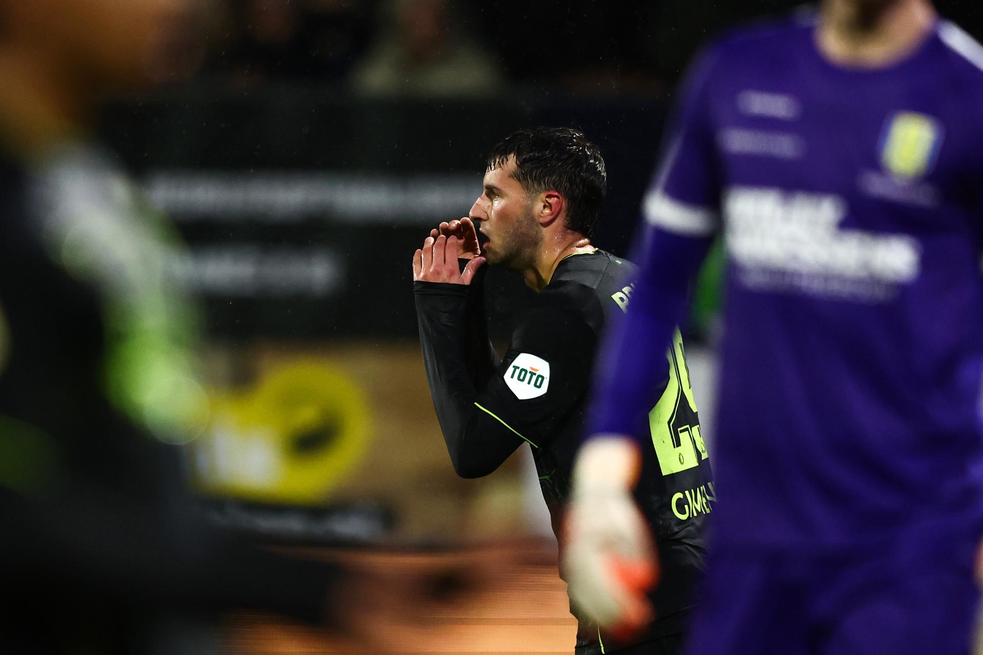 Feyenoord remonta ante el Waalwijk; Giménez falló un penal