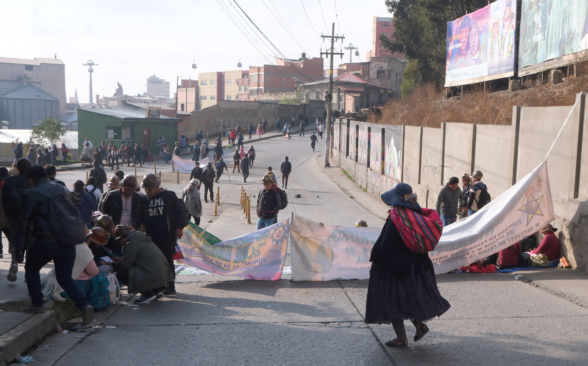 Seis mil mineros bloquean por segundo día varias calles de La Paz