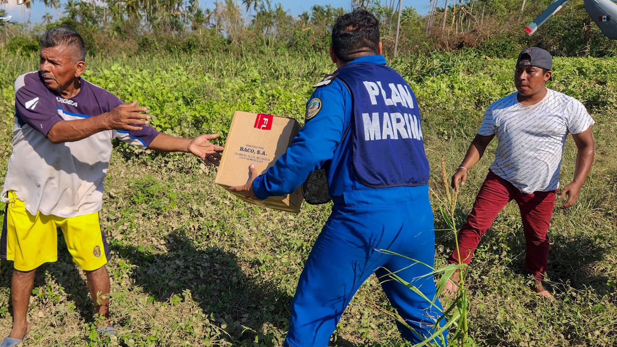 Semar traslada en helicópteros insumos para comunidades aledañas a Acapulco
