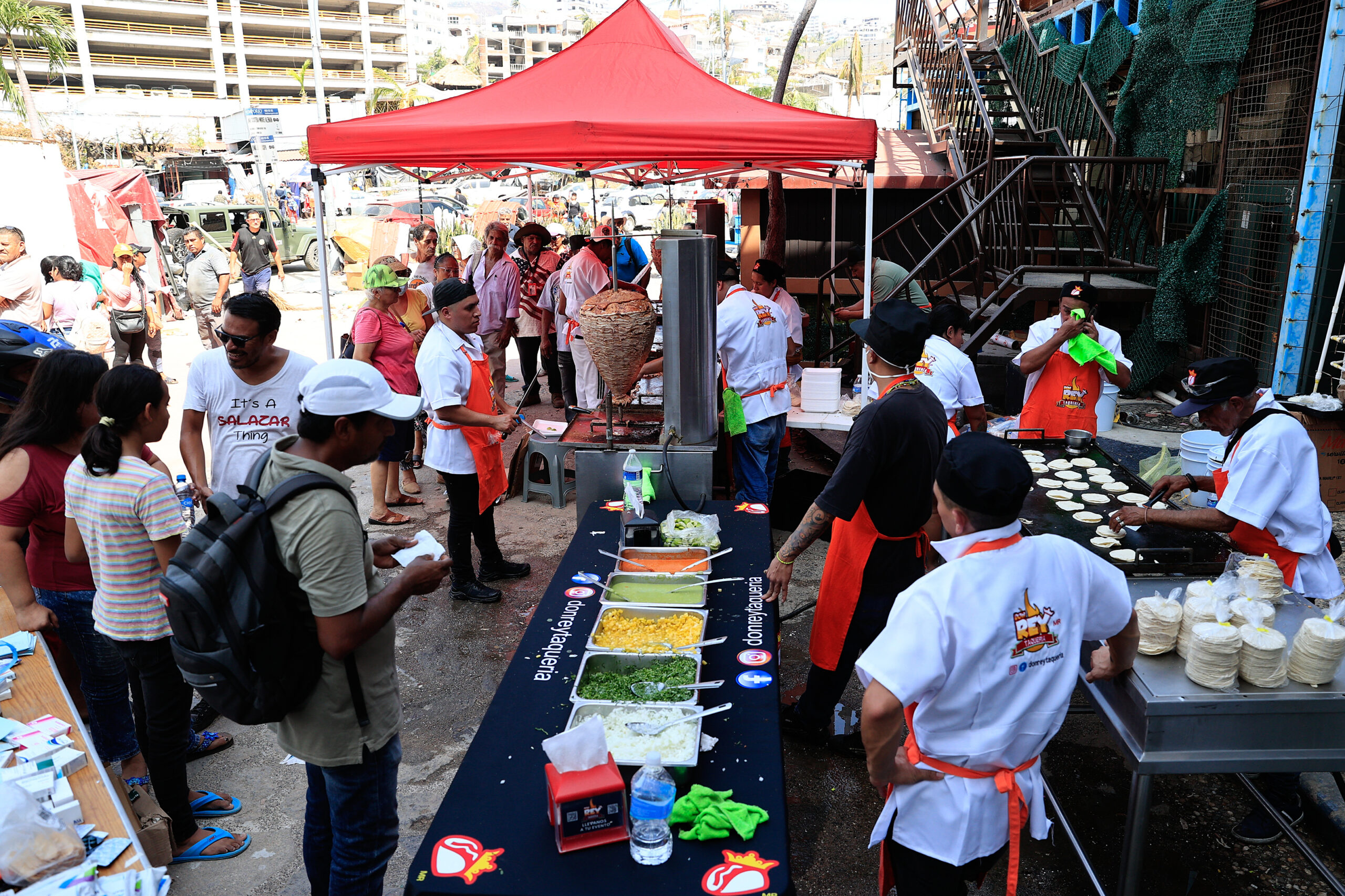Taquería de Ciudad de México lleva tacos a afectados por el huracán Otis