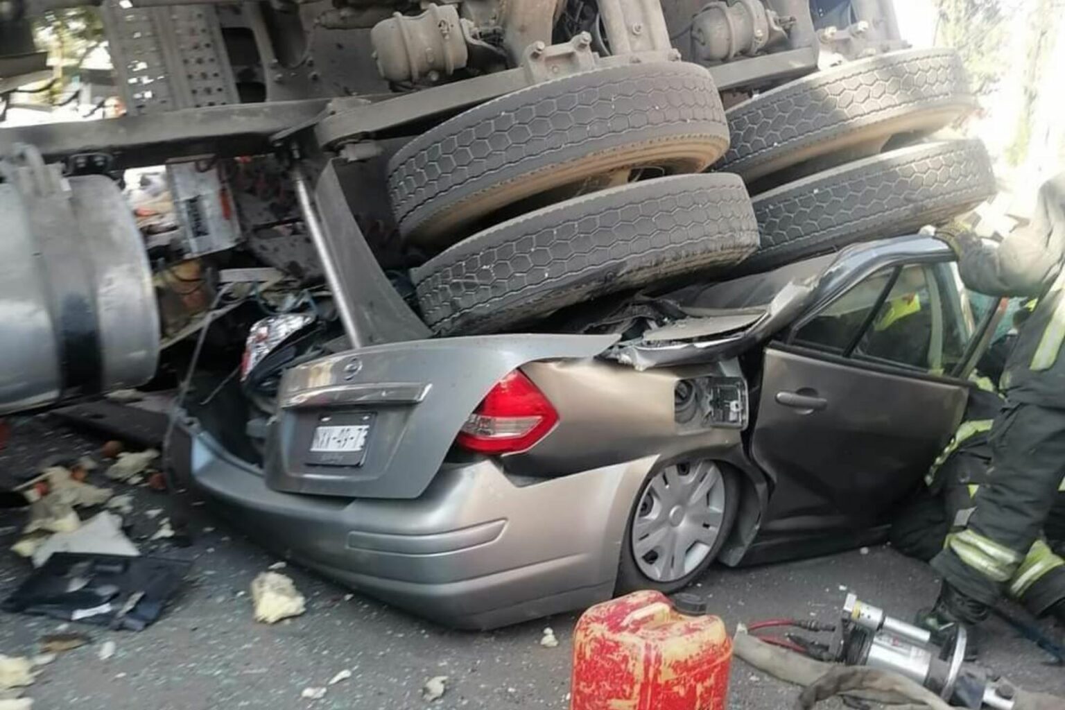 Tráiler cae de puente vehicular y aplasta a vehículos en la carretera ...