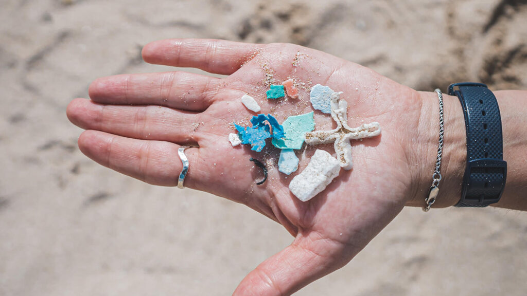 Revelan cuántos microplásticos se emiten al año en tierra