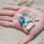 Revelan cuántos microplásticos se emiten al año en tierra