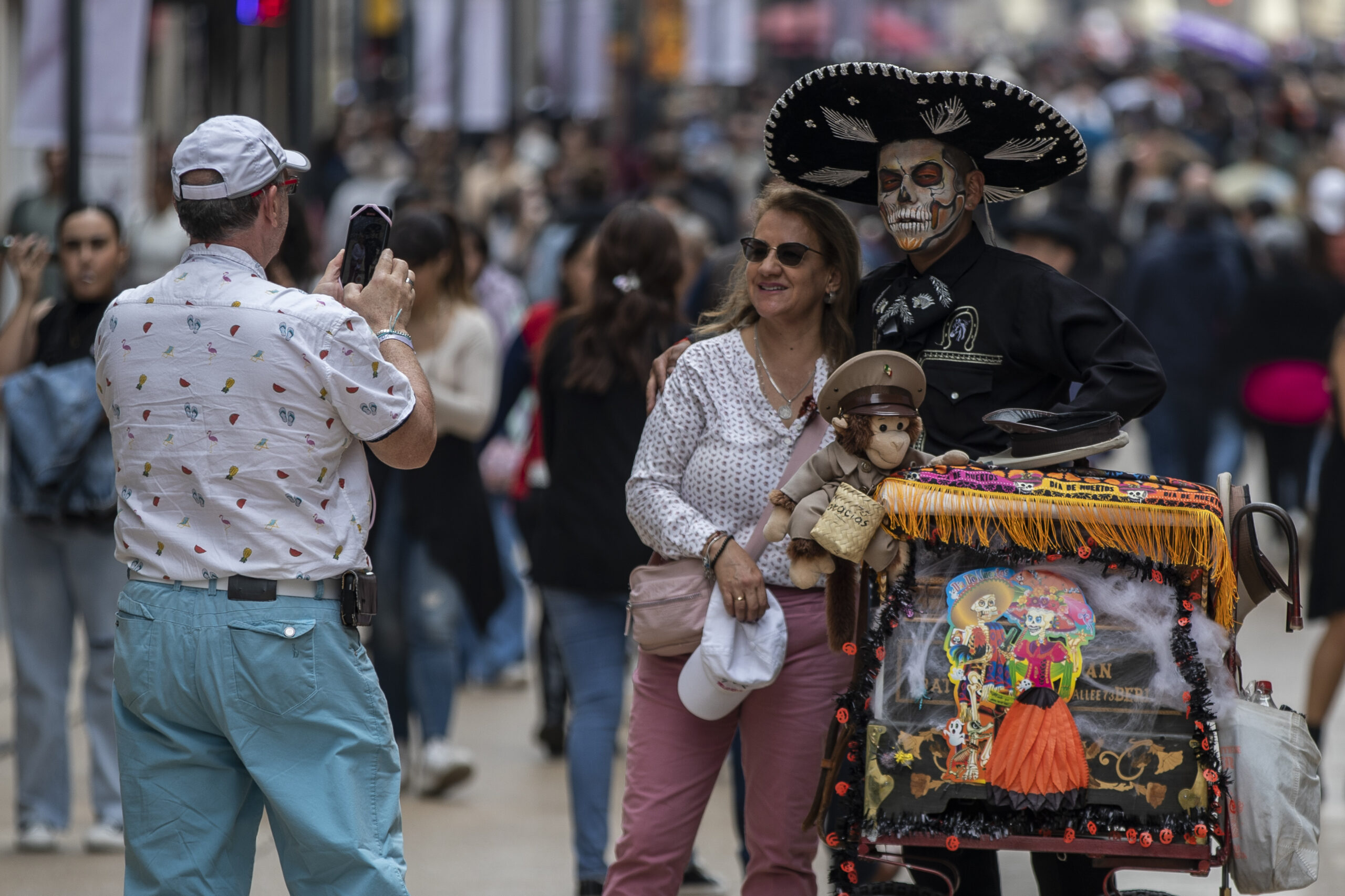 Turistas en México viven las festividades del Día de Muertos desde “otra perspectiva”