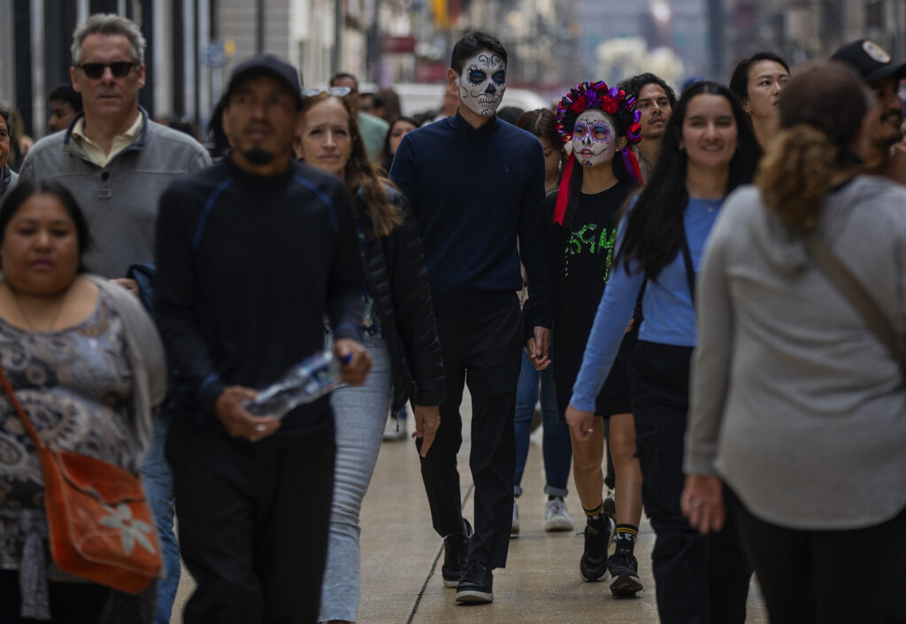 Turistas en México viven las festividades del Día de Muertos desde “otra perspectiva” - turistas-en-mexico-viven-las-festividades-del-dia-de-muertos-desde-otra-perspectiva-3-1024x705
