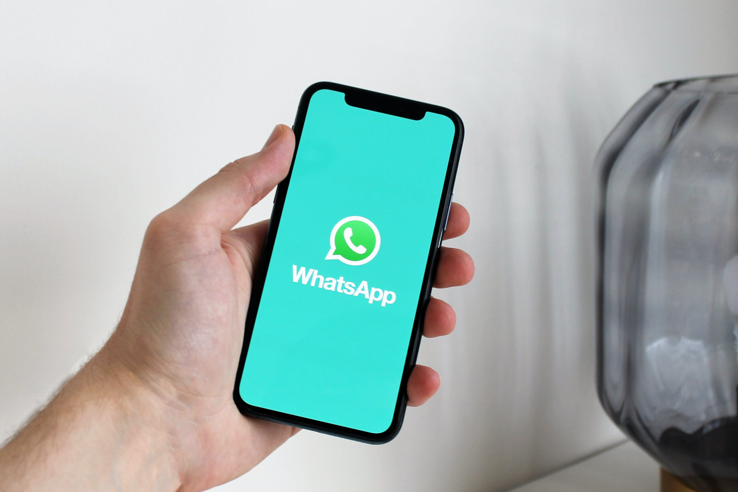 Dziewięć sposobów na bezpieczniejsze przesyłanie wiadomości w WhatsApp
