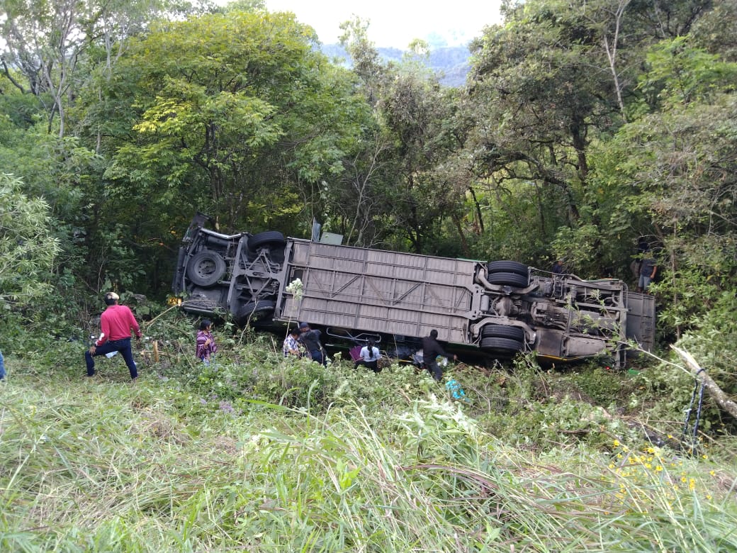Volcadura en carretera a Putla deja un muerto y 32 heridos Volcadura en carretera a Putla deja un muerto y 32 heridos
