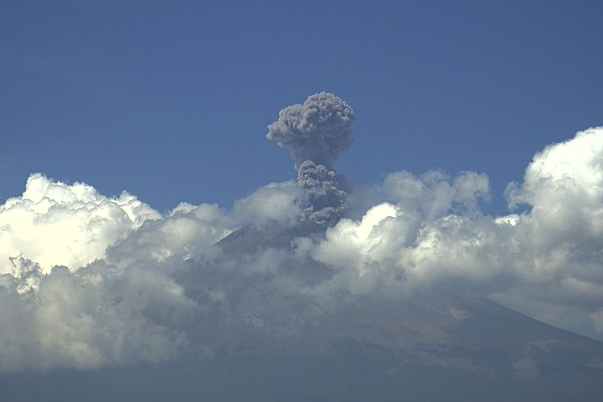 Cenapred registra intensa actividad del volcán Popocatépetl Cenapred registra intensa actividad del volcán Popocatépetl