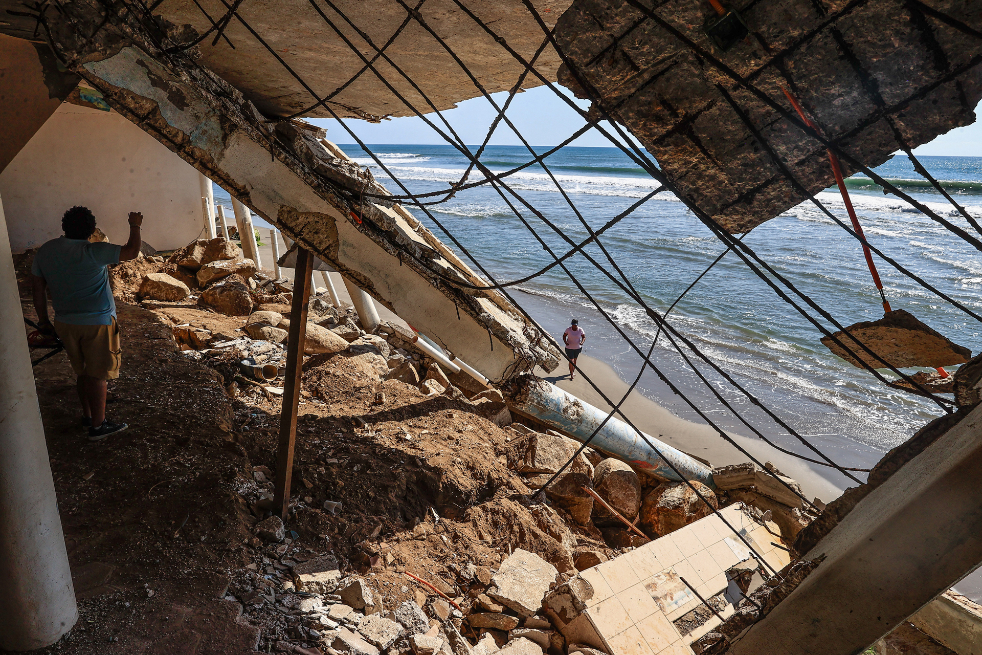 A más de un mes de Otis, sigue en Acapulco el riesgo sanitario por la basura