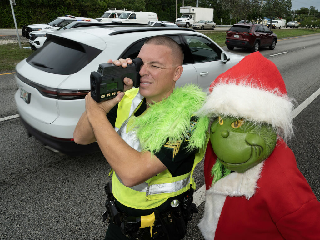 Agente disfrazado de 'Grinch' ofrece cebollas en vez de multas de tráfico en Florida - agente-disfrazado-de-grinch-ofrece-cebollas-en-vez-de-multas-de-trafico-en-florida-1024x768
