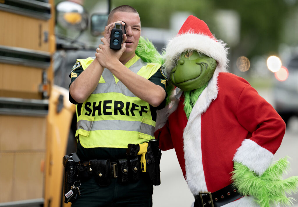 Agente disfrazado de 'Grinch' ofrece cebollas en vez de multas de tráfico en Florida - agente-disfrazado-de-grinch-ofrece-cebollas-en-vez-de-multas-de-trafico-en-florida-2-1024x711