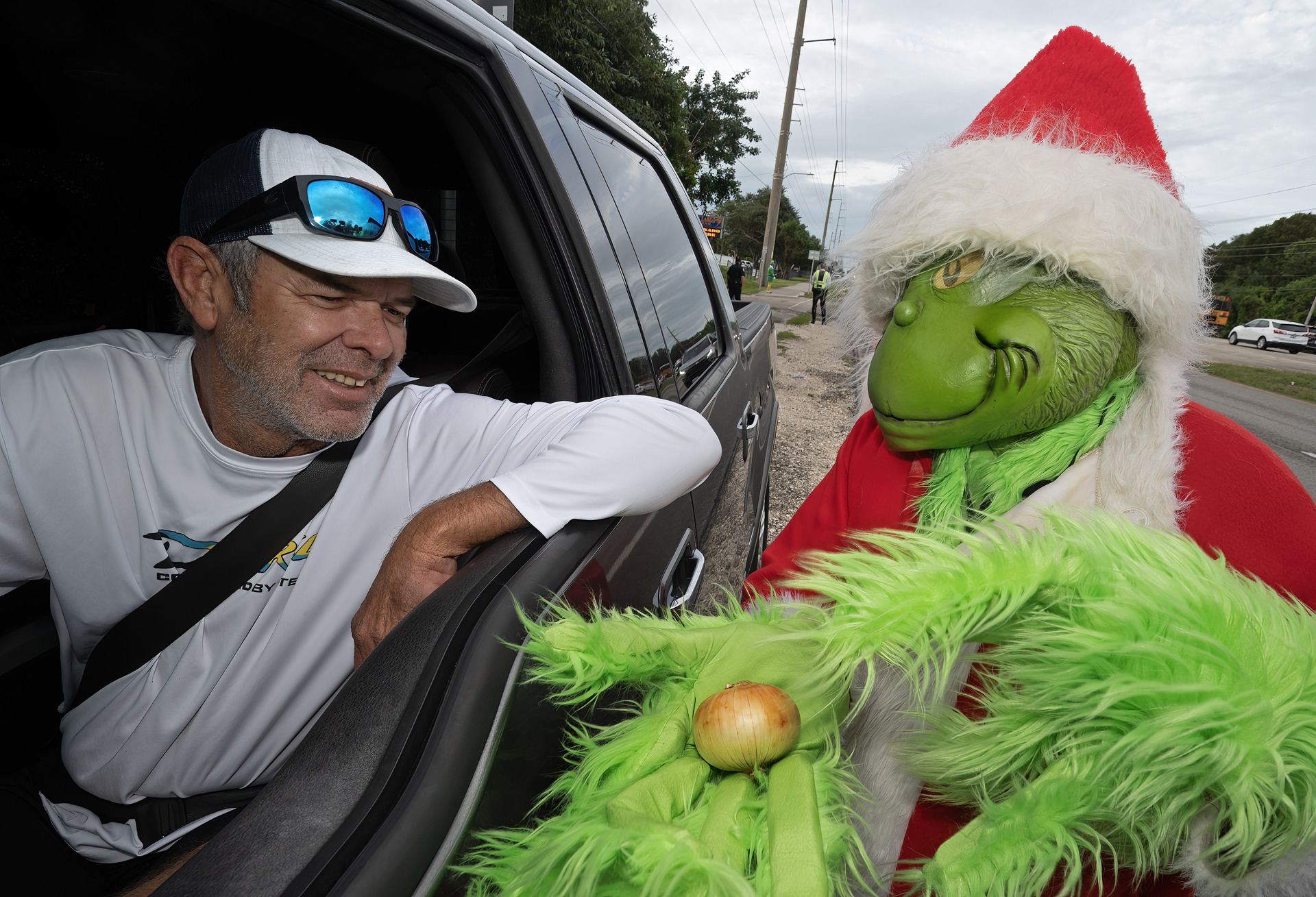 Agente disfrazado de ‘Grinch’ ofrece cebollas en vez de multas de tráfico en Florida