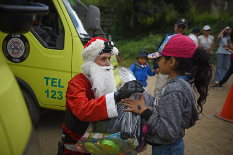 Bombero Héctor Chacón cumple su tradicional entrega de regalos de ...