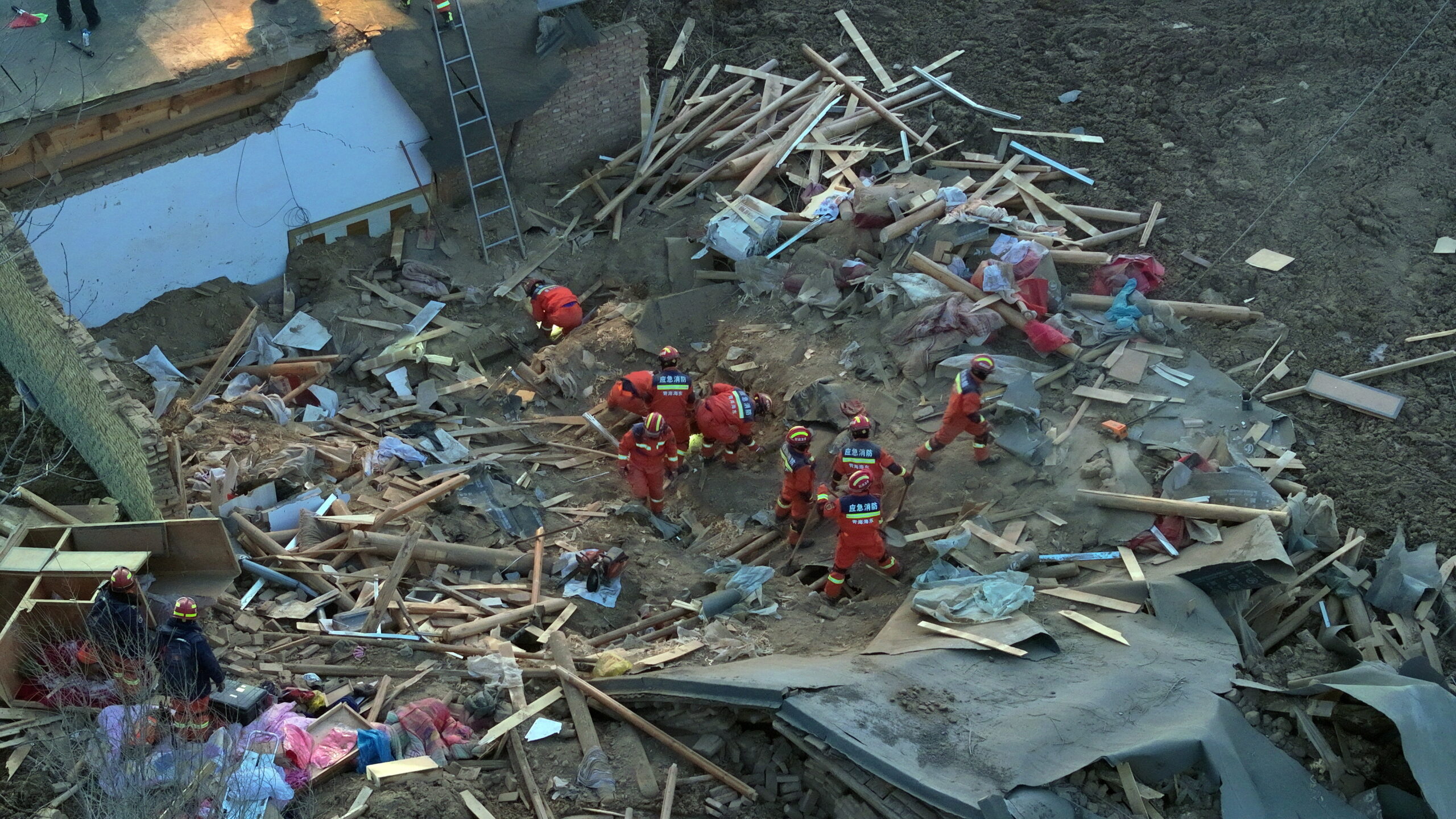 Cifra de muertos por terremoto en el noroeste de China asciende a 131