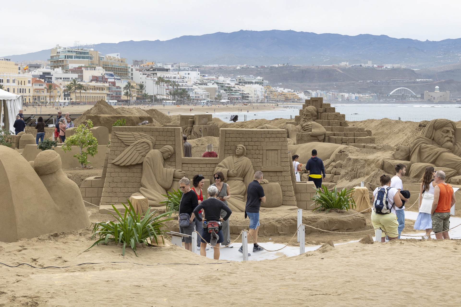 Dos mil toneladas de arena reproducen las escenas de Belén en la playa de Las Canteras