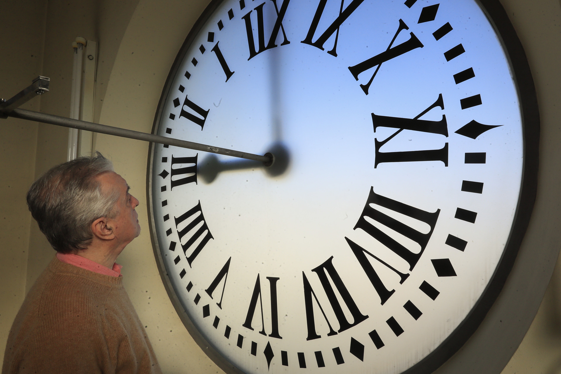 El reloj de Sol, a punto para dar las campanadas