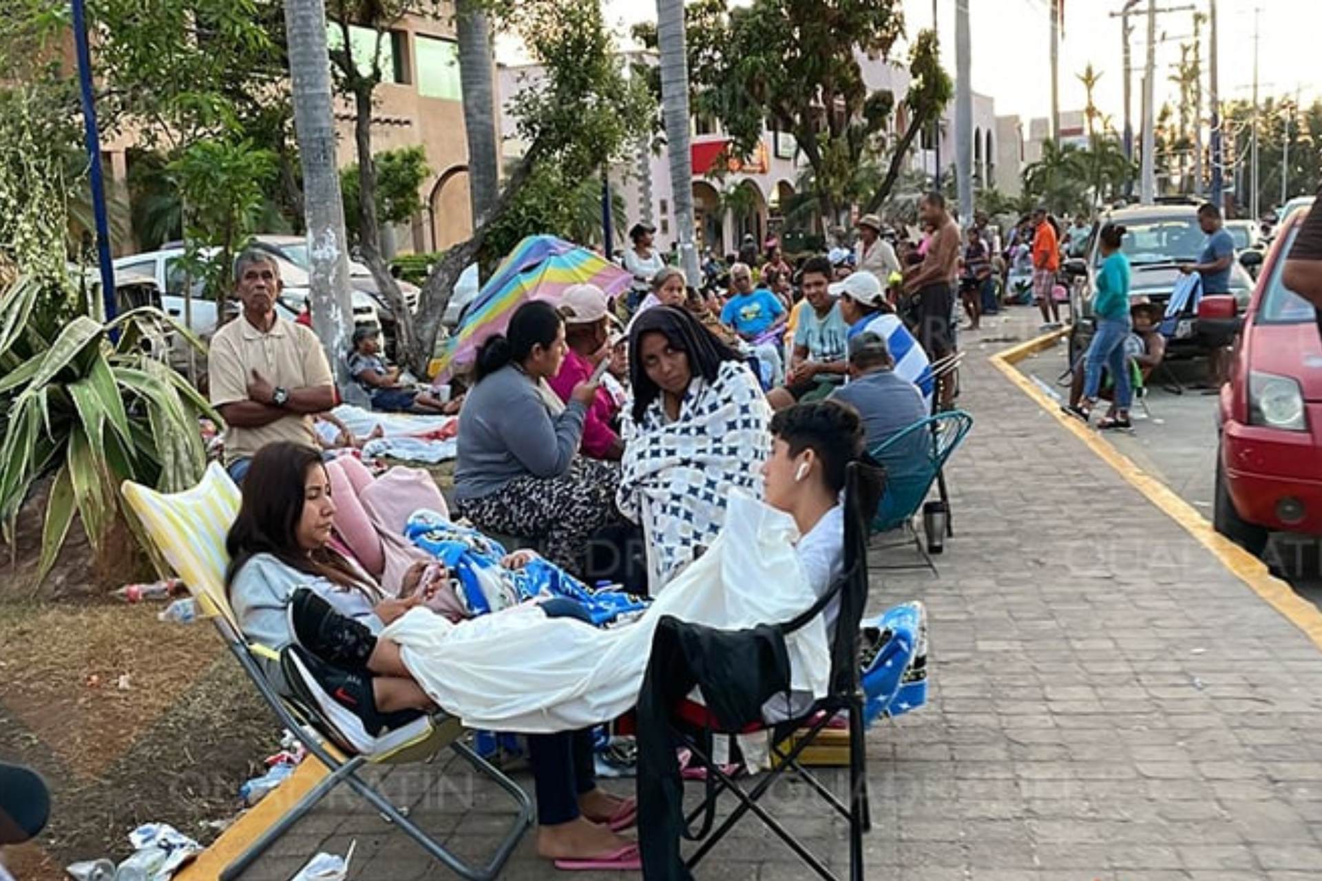 Más de mil personas duermen en la calle en espera de enseres en Acapulco Más de mil personas duermen en la calle en espera de enseres en Acapulco