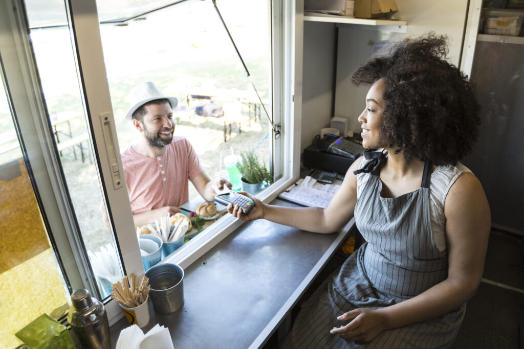 Más Allá de las Fronteras Mastercard en la Vanguardia de la Era Digital Global - gettyimages-907950246-1024x683
