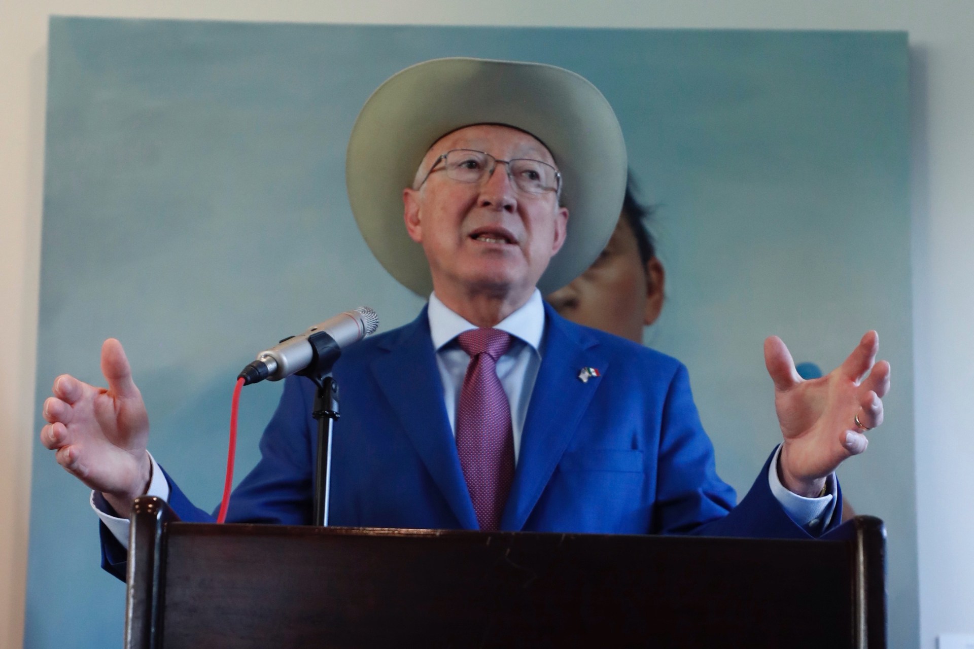 Ken Salazar destaca esfuerzos de México y EE.UU. para frenar flujos de recursos ilícitos Ken Salazar destaca esfuerzos de México y EE.UU. para frenar flujos de recursos ilícitos