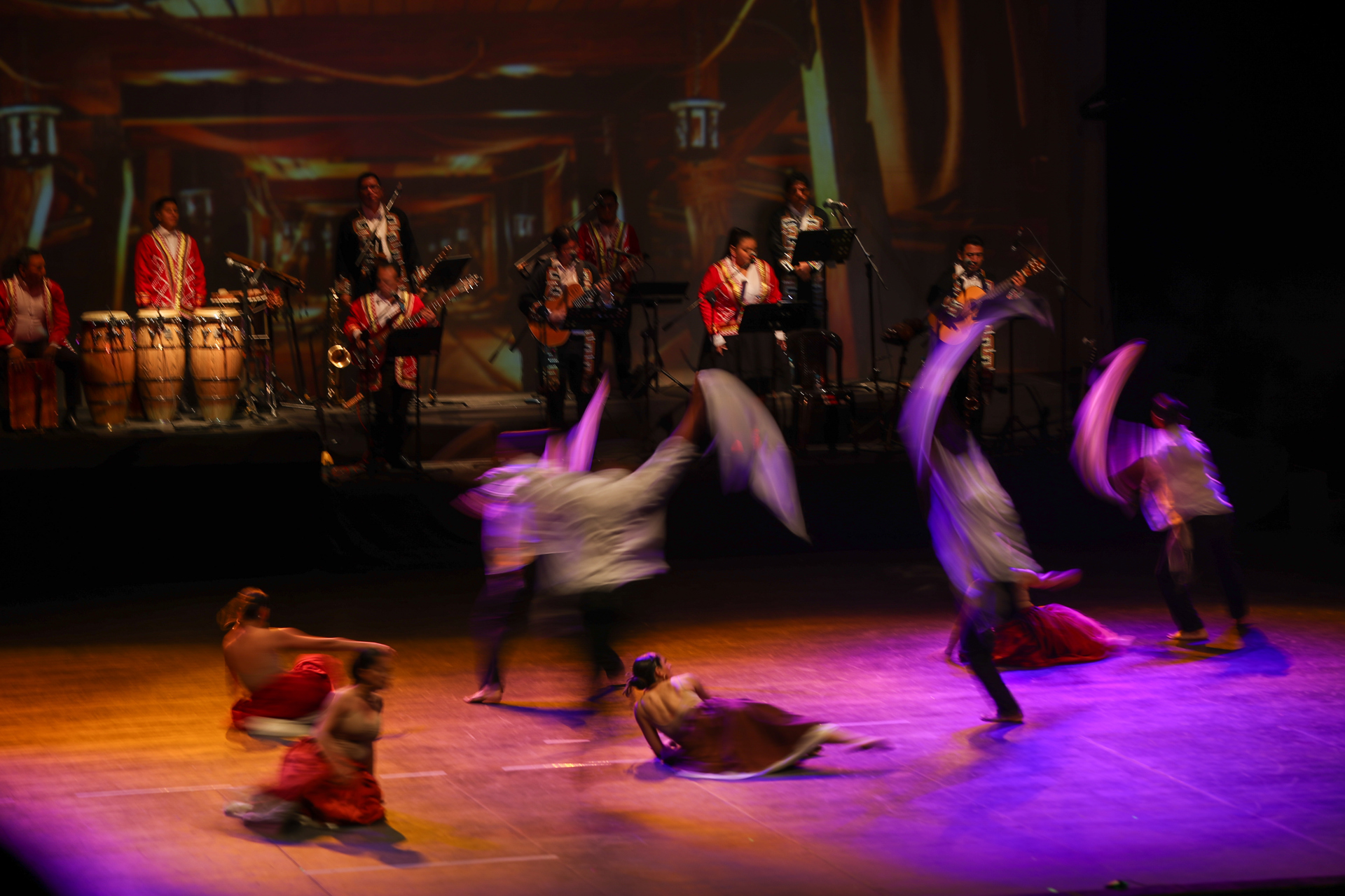 Las danzas peruanas llenan el Teatro Nacional de Ecuador para celebrar los 25 años de paz