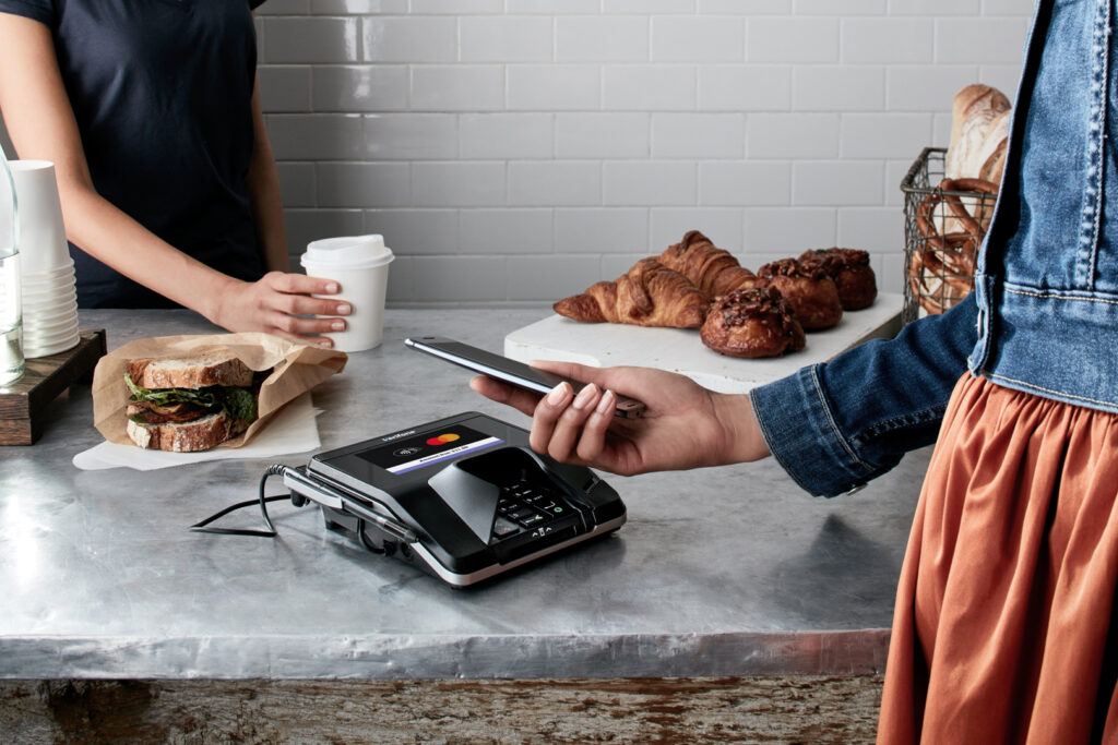 Más Allá de las Fronteras Mastercard en la Vanguardia de la Era Digital Global - mc-coffee-shop2-2-1024x683